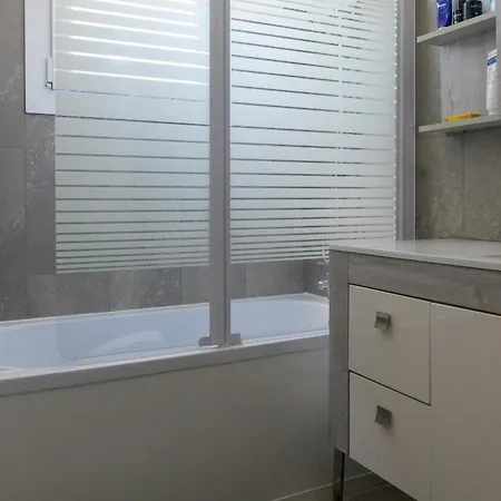 Maison A Etage Avec Cour Et Garage - 4 Personnes *